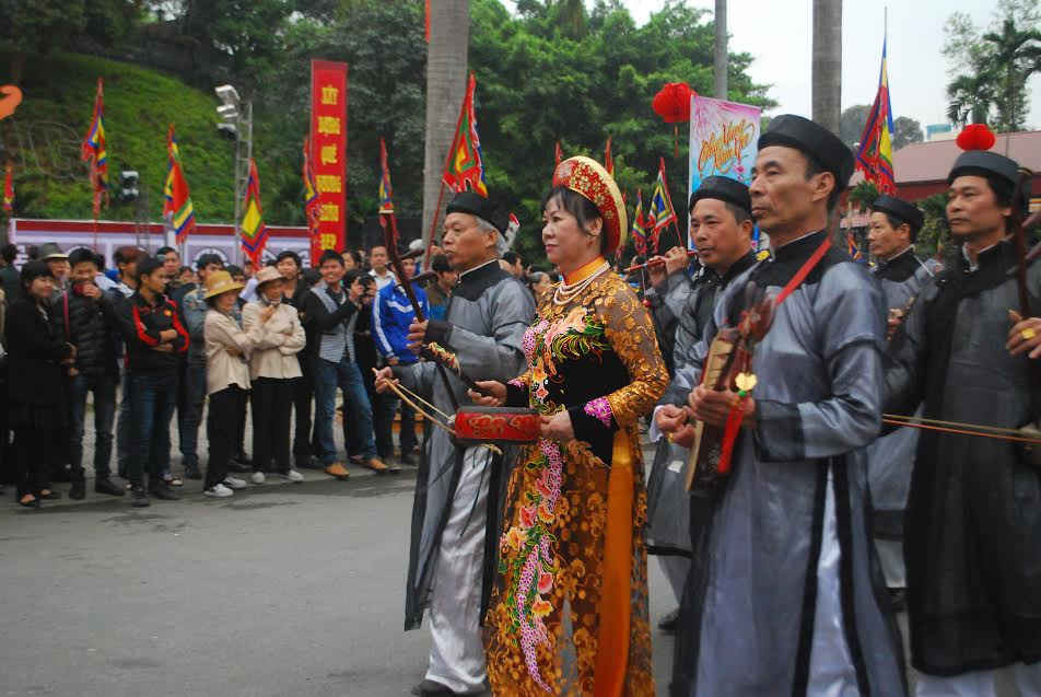 Dàn nhạc cổ truyền của phường Kim Tân tham dự Lễ hội đường phố Lào Cai năm 2016