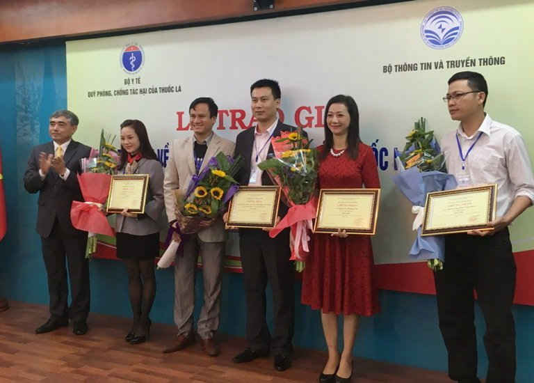 Thứ trưởng Bộ TT&TT Nguyễn Minh Hồng (ngoài cùng bên trái) trao giải cho các tác giả đạt giải Nhất