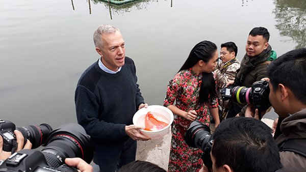Đại sứ Mỹ tại Việt Nam, ông Ted Osius, đã thực hiện nghi thức tiễn đưa ông Táo về trời bằng việc thả cá chép xuống hồ Tây nhân ngày ông Công ông Táo, theo phong tục truyền thống của người Việt.