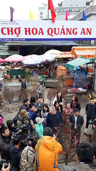 Sau  khi thả cá, Đại sứ Mỹ đã tới chợ hoa Quảng An, Tây Hồ để thăm chợ hoa và sắm Tết.