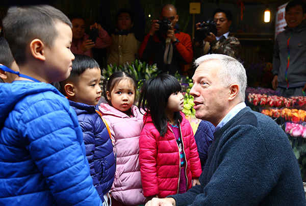 Tại đây, ông đi tham quan một vòng và trò chuyện với người dân cùng các em nhỏ bằng tiếng Việt.