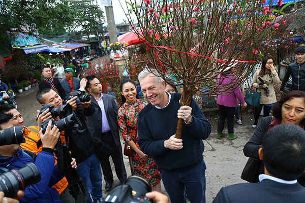  Đại sứ Mỹ cho biết, ông rất thích hoa đào vì đây là loài hoa đặc trưng cho Tết cổ truyền Việt Nam.