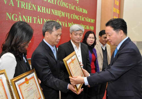 Bộ trưởng Trần Hồng Hà trao Bằng khen cho các đơn vị, cá nhân đạt thành tích xuất sắc năm 2016 của Sở TN&MT Hà Nội