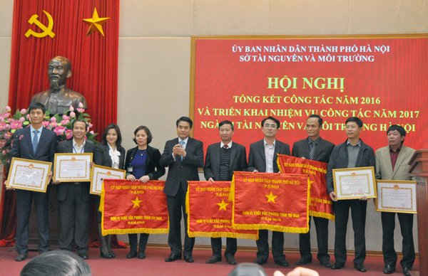 Chủ tịch UBND TP Hà Nội Nguyễn Đức Chung trao Cờ thi đua và Bằng Khen cho các đơn vị đạt thành tích xuất sắc 