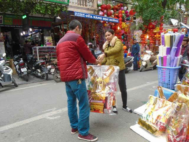 Theo bà Trần Thị Phương - Chủ cửa hàng trên phố hàng Mã thì bộ vàng mã dùng để cúng trong dịp này có giá dao động từ 40.000 - 170.000 đồng