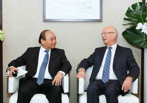 Thủ tướng Nguyễn Xuân Phúc và Chủ tịch WEF Klaus Schwab. Ảnh: TTXV