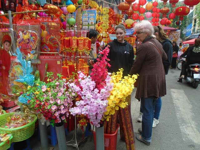 Phố Hàng Mã dịp này còn thu hút cả những du khách quốc tế muốn tìm hiểu về phong tục cúng ông Công của người Việt