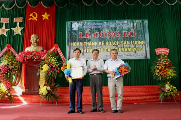 Ông Nguyễn Tiến Đức – Phó Tổng Giám đốc Tập đoàn cao su Việt Nam  trao thưởng cho công ty