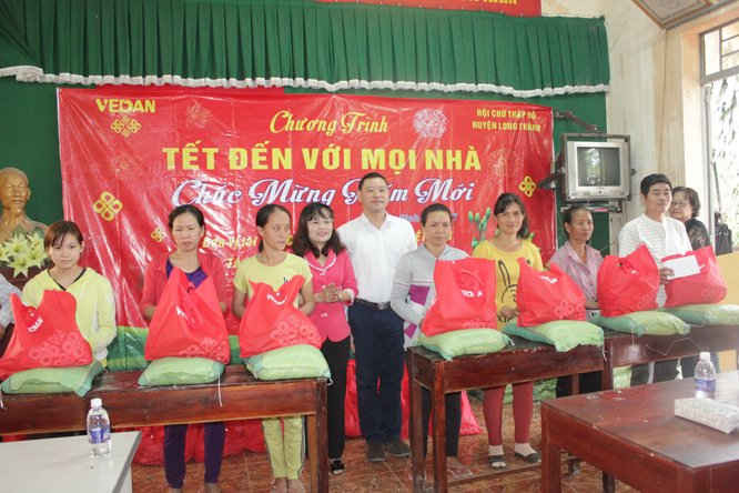 Ông Tsai Ping Hsuan – phó giám đốc Văn phòng Tổng giám đốc- Công ty Vedan Việt Nam  trao tặng quà Tết cho người dân
