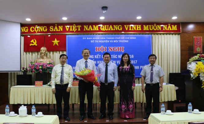 Ban Giám đốc Sở TN&MT TP.HCM tặng hoa Phó Chủ tịch UBND TP.HCM Lê Văn Khoa