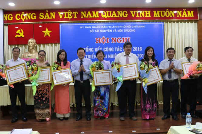 Ông Nguyễn Toàn Thắng, Thành ủy viên, Giám đốc Sở TN&MT TP.HCM trao tặng Bằng khen của IBND Thành phố cho các cá nhân có thành tích xuất sắc năm 2016