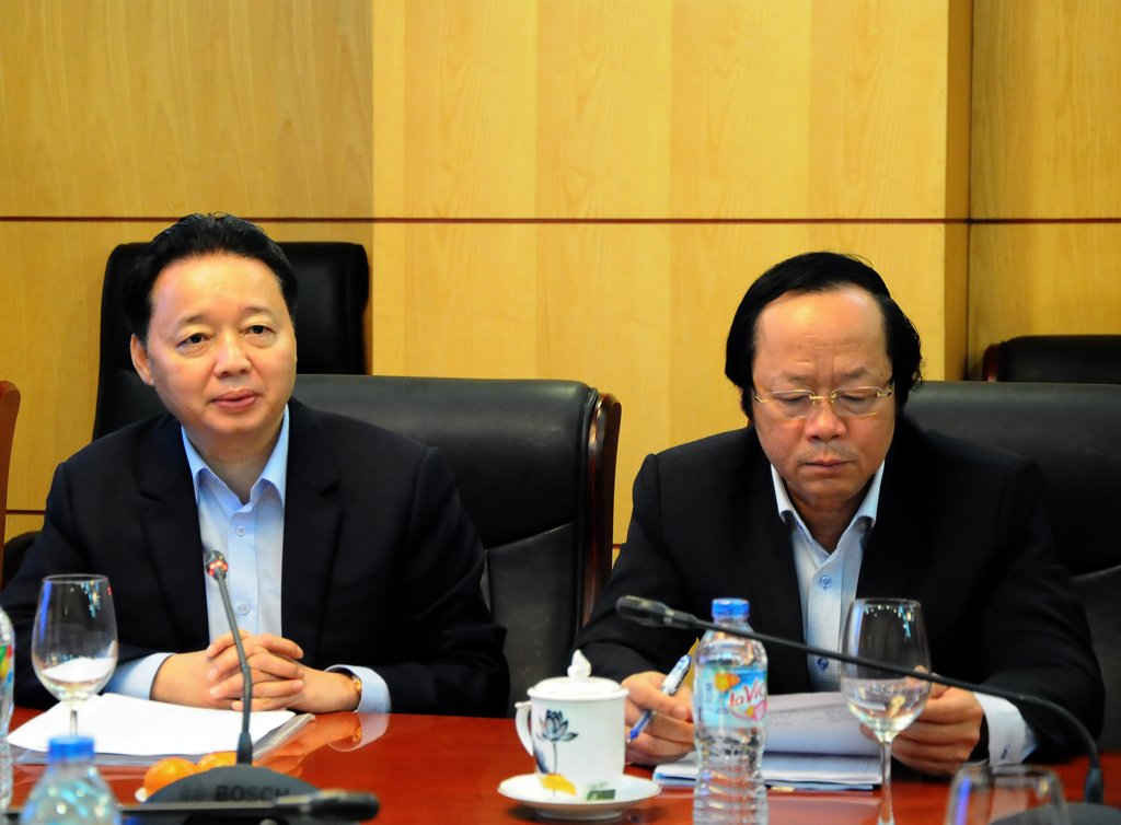Bộ trưởng Trần Hồng Hà cùng thứ trưởng Võ Tuấn Nhân trong buổi họp 
