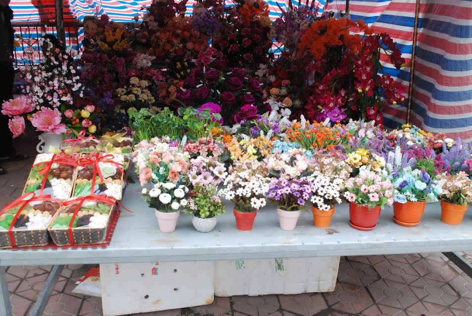 Các loại hoa khô, hoa lụa Trung Quốc trông rất bắt mắt với giá bán không hề rẻ