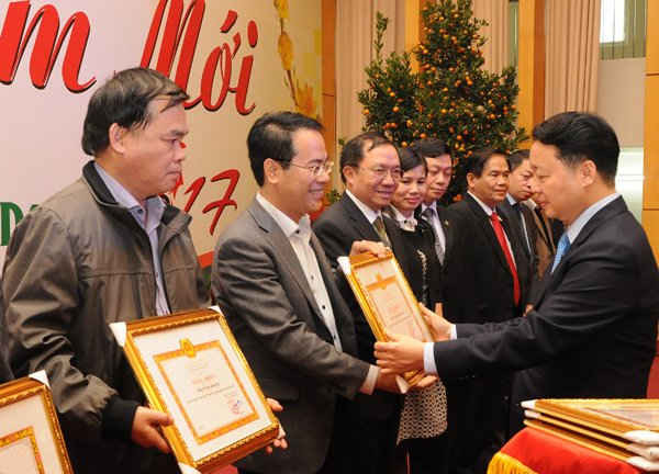 Đồng chí Trần Hồng Hà trao Bằng khen cho các đơn vị có thành tích xuất sắc trong công tác Đảng năm 2016