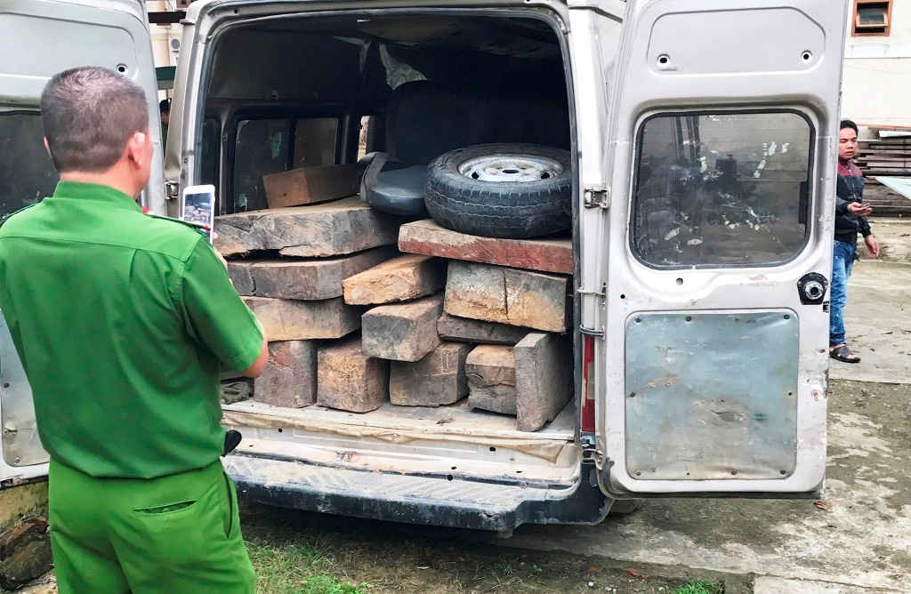 Số gỗ lậu bị bắt giữ sáng ngày 19.1 trên xe 16 chỗ (Ảnh: CA huyện Nam Giang cung cấp)