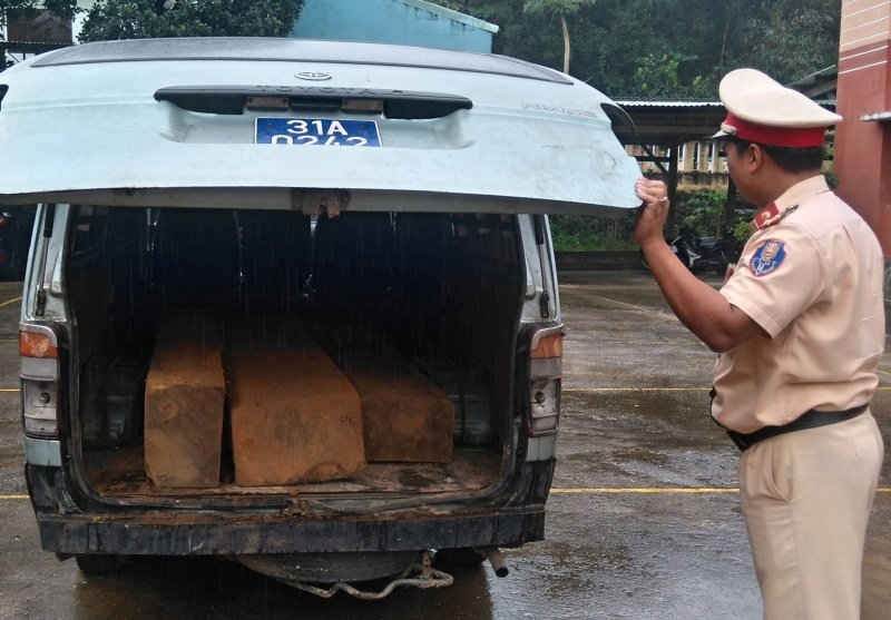 Xe biển số xanh vận chuyển gỗ lậu bị Đội CSGT số 2, Phòng CSGT Công an tỉnh Quảng Nam bắt giữ (Ảnh: cơ quan chức năng cung cấp)