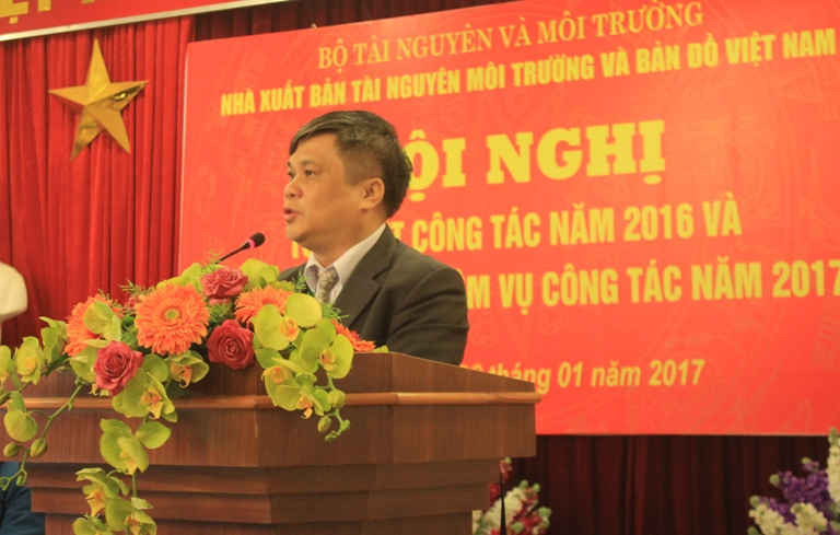 Ông Kim Quang Minh - Tổng giám đốc NXB Tài nguyên môi trường và Bản đồ Việt Nam báo cáo công tác năm 2016 và phương hướng nhiệm vụ năm 2017 