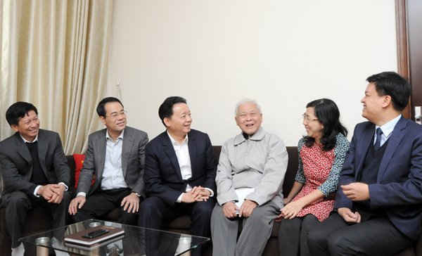 Bộ trưởng Trần Hồng Hà thăm và chúc Tết PGS.TS Đinh Văn Sâm