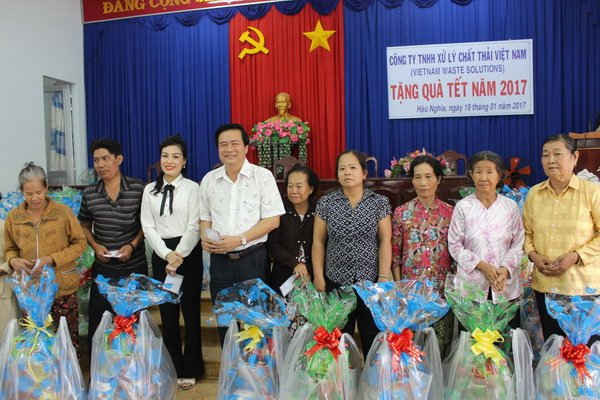 Bí thư Tỉnh ủy Long An Phạm Văn Rạnh và bà Huỳnh Thị Lan Phương - Phó Tổng giám đốc VWS trao tặng quà Tết cho các hộ nghèo Thị trấn Hậu Nghĩa
