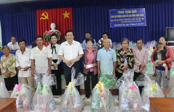 Bí thư Tỉnh ủy Long An Phạm Văn Rạnh và bà Huỳnh Thị Lan Phương - Phó Tổng giám đốc VWS trao tặng quà Tết cho các hộ nghèo Xã Hòa Khánh Tây