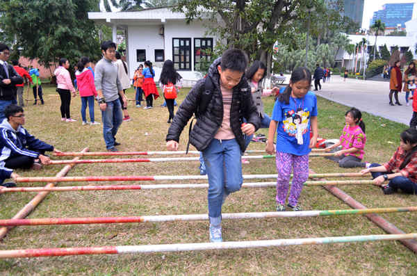 khu vực múa sạp (Hội người Thái ở Hà Nội) thu hút các em học sinh tham gia. 