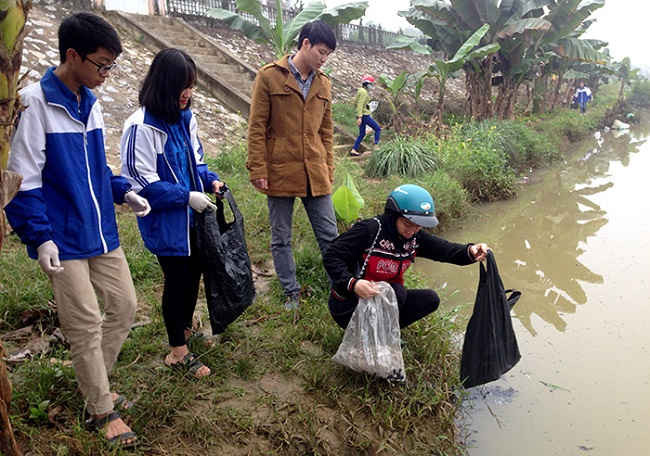 ĐVTN Trường THPT Lương Thế Vinh giúp người dân thá cá và thu gom túi lilon