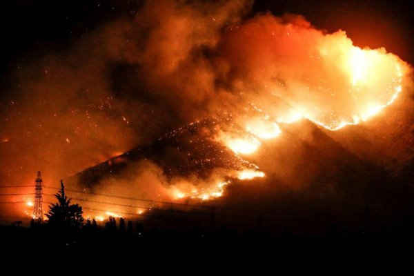 Lửa cháy rừng trên một ngọn đồi ở thị trấn Pirque, ngoại ô Santiago, Chile vào ngày 20/1/2017. Ảnh: REUTERS / Javier Torres / AtonChile