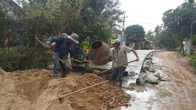 Công ty Tân Phước Yên làm đường bê tông qua 2 thôn Quảng Huế,  giúp người dân đi lại thuận tiện
