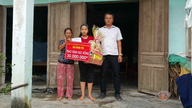 Đại diện Công ty Tân Phước Yên trao tặng quà Tết và tiền hộ trợ năm 2017 cho gia đình em Nguyễn Thị Thu Sương