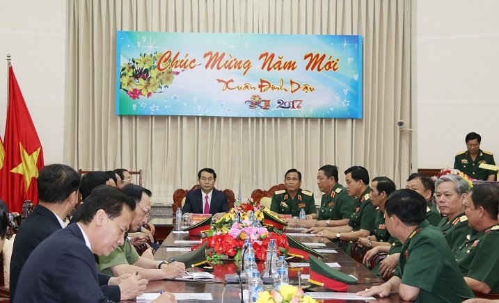 Chủ tịch nước Trần Đại Quang nghe lãnh đạo Bộ Tư lệnh Quân khu 9 báo cáo tình hình công tác.