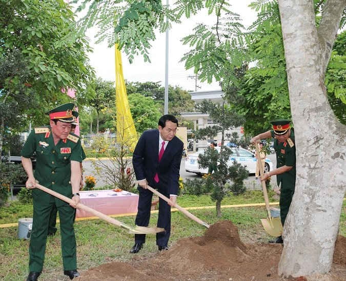 Chủ tịch nước Trần Đại Quang và các đồng chí lãnh đạo LLVT trồng cây lưu niệm tại Bộ Tư lệnh Quân khu 9.