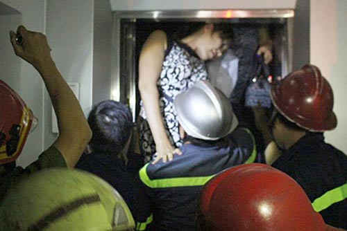 Giải cứu 5 người mắc kẹt trong thang máy