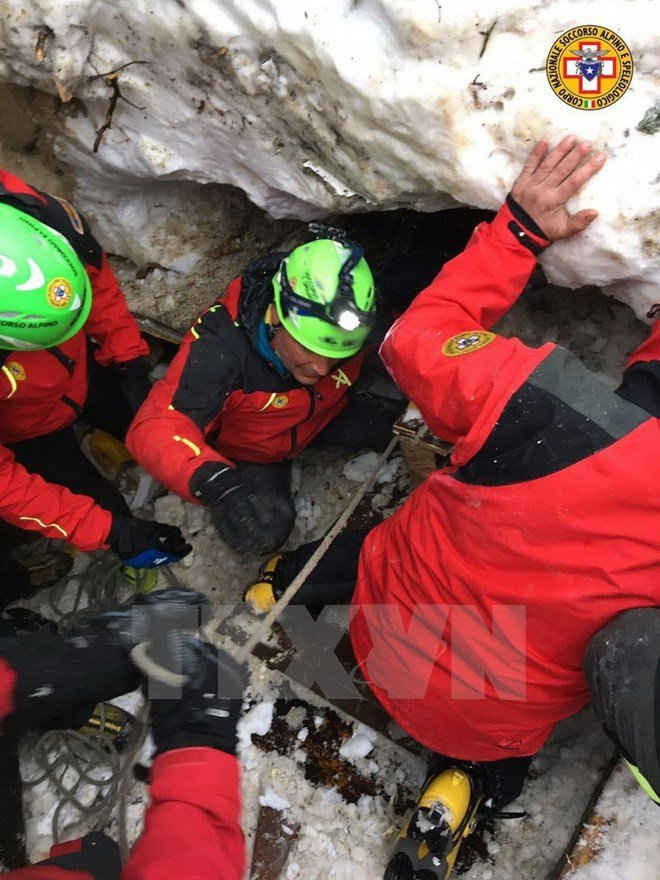 Các nhân viên cứu hộ làm nhiệm vụ tại khu vực bị tuyết vùi lấp ngày 21/1. (Nguồn: EPA/TTXVN)