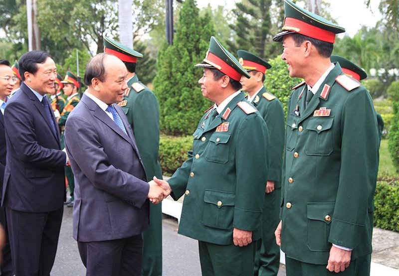 Thủ tướng thăm hỏi cán bộ, chiến sĩ Bộ Tư lệnh Quân khu 5. Ảnh: VGP/Hồng Hạnh