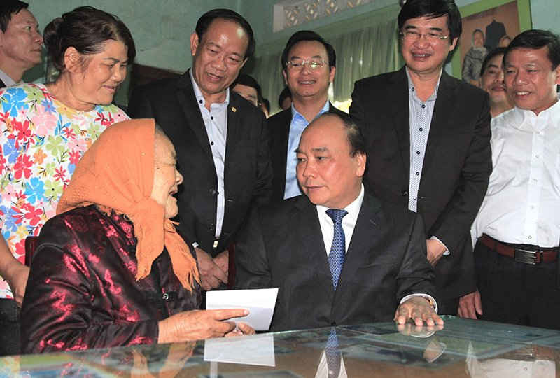 Thủ tướng thăm hỏi, chúc Tết Mẹ Việt Nam Anh hùng Lê Thị Trị (92 tuổi, con gái đầu của mẹ Thứ). Ảnh: VGP/Hồng Hạnh