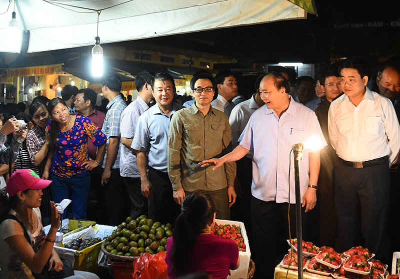 Thủ tướng Nguyễn Xuân Phúc và Phó Thủ tướng Vũ Đức Đam kiểm tra công tác an toàn thực phẩm tại chợ đầu mối Long Biên - Hà Nội. Ảnh: Chinhphu.vn 