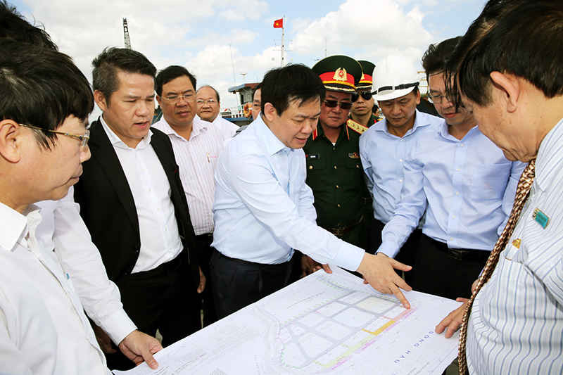 Phó Thủ tướng Vương Đình Huệ thị sát dự án đầu tư giai đoạn 2 cảng Cái Cui - Ảnh: Chinhphu.vn 