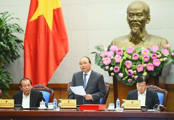 Thủ tướng Nguyễn Xuân Phúc yêu cầu các cấp, các ngành của TPHCM phải xắn tay áo kiểm tra các điểm đen ùn tắc giao thông. 