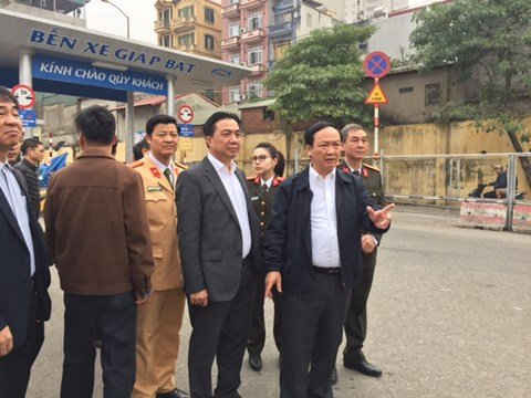 Phó Chủ tịch UBND TP Nguyễn Thế Hùng kiểm tra xe xuất bến tại bến xe Giáp Bát
