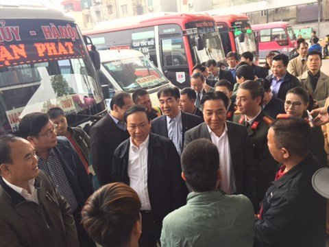 Lãnh đạo thành phố và Sở GTVT Hà Nội hỏi han các doanh nghiệp hoạt động tại bến Nước Ngầm