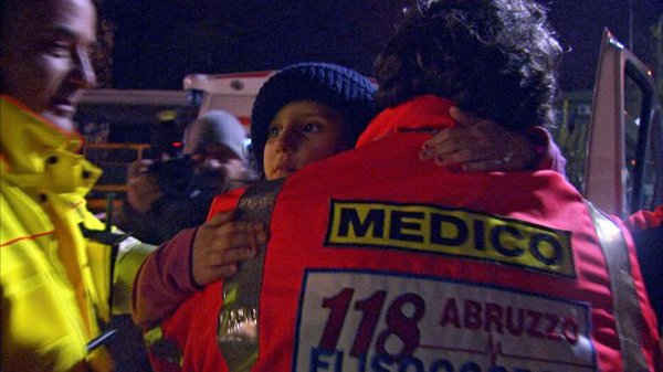Hình ảnh được chụp lại từ video cho thấy một đứa trẻ được nhân viên cứu hộ cứu thoát trong khách sạn Rigopiano tại thành phố Pescara, miền Trung Italy vào ngày 20/1/2017. Ảnh: Reuters