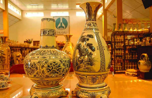Hai sản phẩm tiêu biểu đặc sắc nhất của gốm Chu Đậu cổ là loại bình cổ cao hoa lam và bình hoa lam tỳ bà được các nghệ nhân gốm Chu Đậu phỏng lại nguyên bản