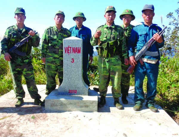 Cán bộ chiến sỹ và lực lượng dân quân tự vệ bên cột mốc số 3 thuộc địa bàn xã Sín Thầu, huyện Mường Nhé