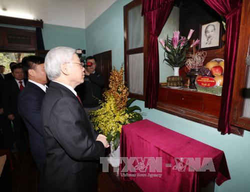 Tổng Bí thư Nguyễn Phú Trọng tưởng niệm Bác Hồ tại Nhà 67 trong Khu di tích Chủ tịch Hồ Chí Minh. Ảnh: TTXVN