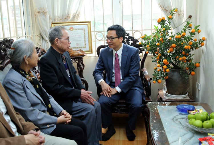  Phó Thủ tướng Vũ Đức Đam chúc Tết nhà văn Ma Văn Kháng. Ảnh: VGP/Đình Nam