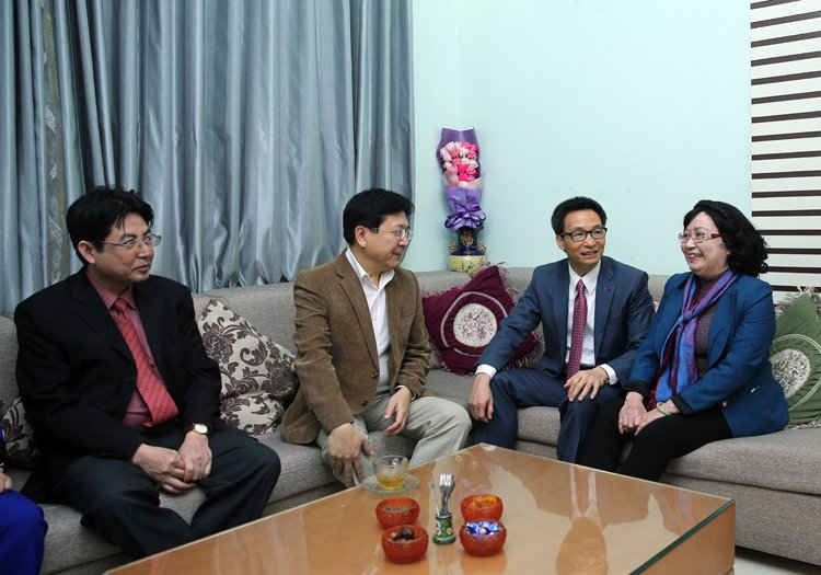 Phó Thủ tướng trò chuyện với NSND. Chu Thúy Quỳnh. Ảnh: VGP/Đình Nam