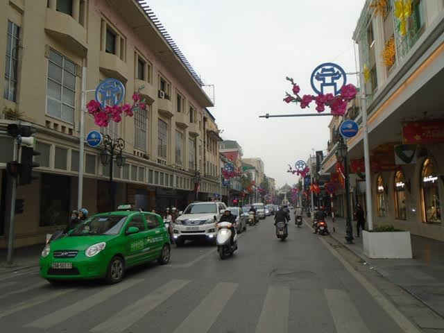 Dãy phố Tràng Tiền được trang trí với Khuê Văn Các biểu tượng của Hà Nội và cành đào chào đón Xuân mới 2017