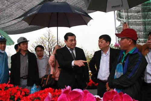 Chủ tịch UBND TP. Đà Nẵng đã thăm hỏi và chia sẻ cùng bà con tại chợ hoa trên đường 2/9