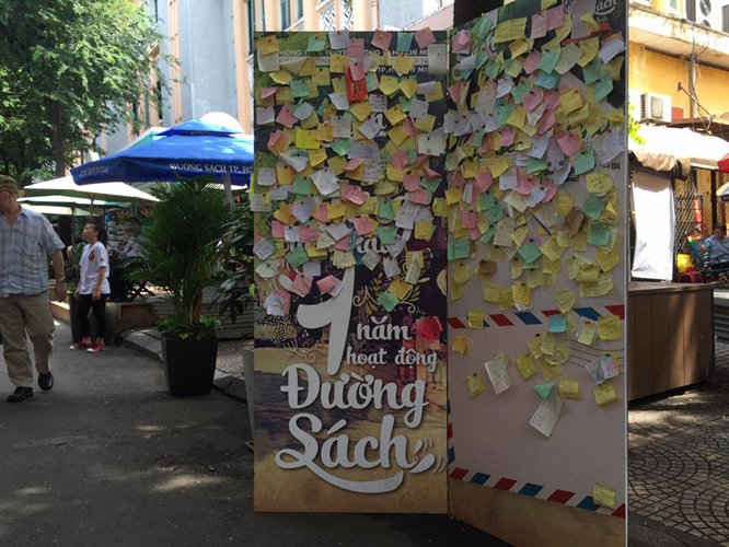 Tấm bảng dán những cảm nhận của du khách đến tham quan đường sách Nguyễn Văn Bình. Sự kiện đường sách Nguyễn Văn Bình được đưa vào hoạt động, thu hút và nhận được nhiều đánh giá tích cực của người dân và du khách đã trở thành một trong 10 sự kiện tiêu biểu của TP.HCM trong năm 2016