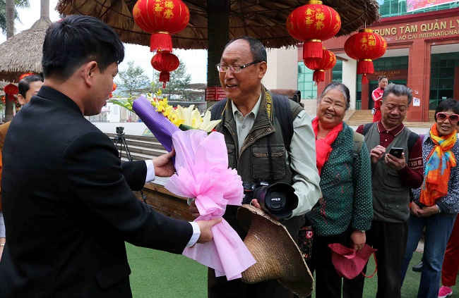 Lãnh đạo Sở VH-TT&DL Lào Cai tặng hoa cho đoàn du khách.